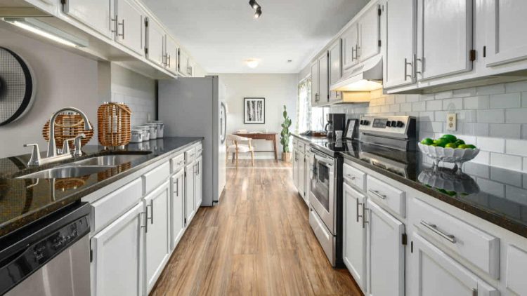Inspirasi Desain Dapur Lorong untuk Memaksimalkan Ruang dengan Gaya
