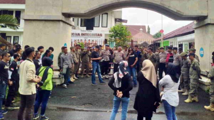 Aksioma Demo Kejari Banjar Terkait Penanganan Kasus Korupsi Tunjangan Rumah Dinas DPRD