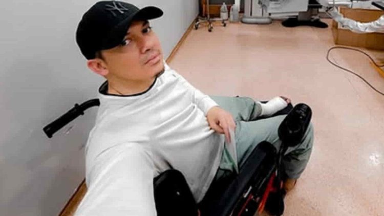 Irwansyah Alami Patah Kaki dan Kini Menggunakan Kursi Roda serta Tongkat