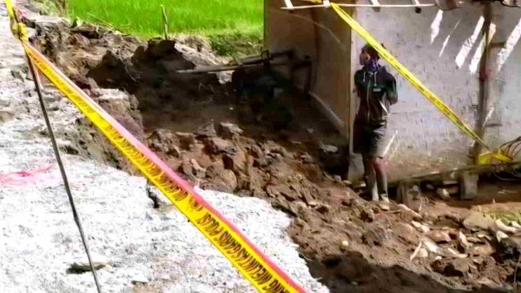 Longsor Tebing di Garut Mengakibatkan Tiga Rumah Terkena Dampak