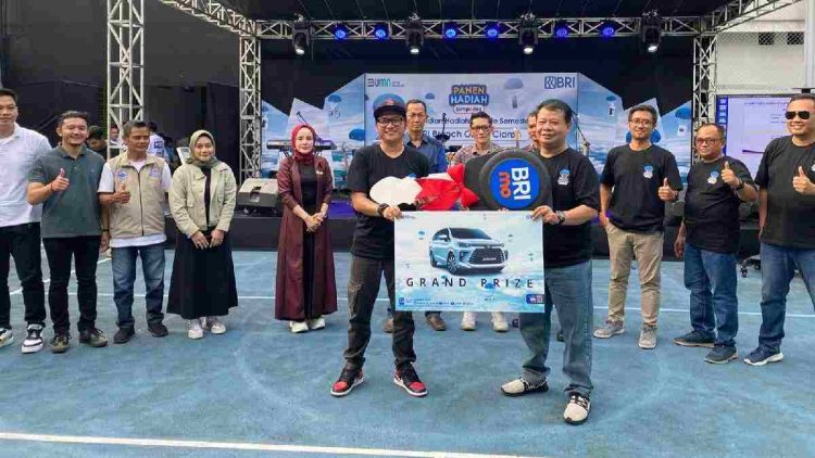 Panen Hadiah Simpedes Ciamis, Nasabah Rancah Tia Setiawati Raih Mobil