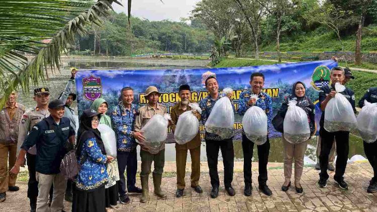 Peringatan Hari Jadi Ke-383, Disnak Ciamis Restock 40 Ribu Benih Ikan di Situ Rancamaya