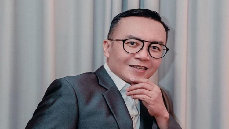 Ari Lasso Bagikan Foto Pertama dengan Pacar, Netizen Komentar Sedang Kasmaran