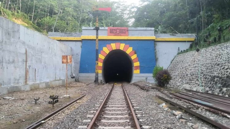Kisah Terowongan Lampegan Cianjur Jalur Kereta Api Tertua Indonesia