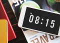 Menampilkan Jam di Layar Utama HP Android dan iPhone